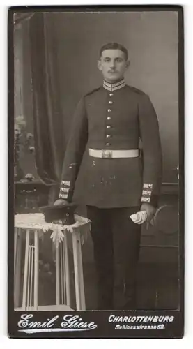Fotografie Emil Giese, Berlin-Charlottenburg, junger Soldat in Gardeuniform