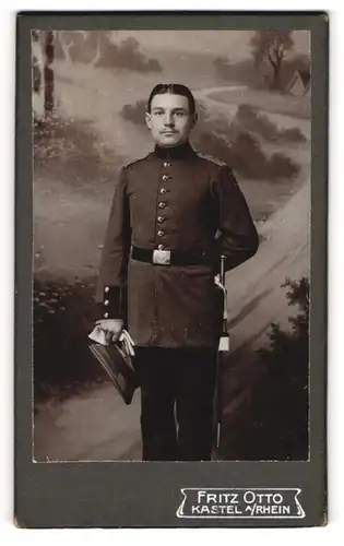 Fotografie Fritz Otto, Kastel a. Rh., Soldat in Uniform Rgt. 87 mit Bajonett vor einer Studiokulisse