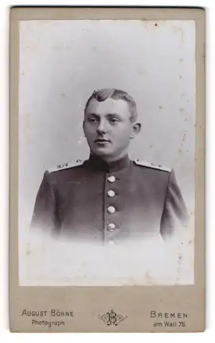 Fotografie august Böhne, Bremen, junger Soldat in Uniform des Regiment 75