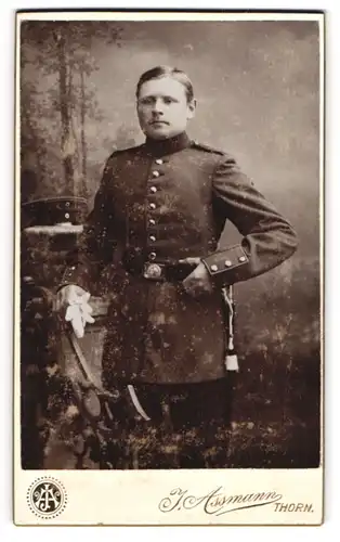 Fotografie J. Assmann, Thorn, Soldat in Uniform mit Bajonett und Portepee
