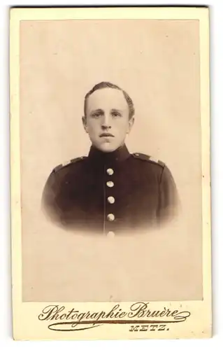 Fotografie Bruere, Metz, junger Soldat in Uniform