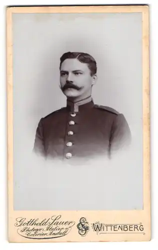 Fotografie Gotthold Sauer, Wittenberg, Uffz. in Uniform Rgt. 20 mit Mustasch