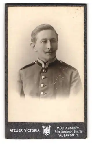 Fotografie Atelier Victoria, Mülhausen i. Els., Uffz. in Uniform mit Mustasch