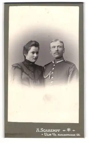 Fotografie H. Schrempf, Ulm a. D., Uffz. in Gardeuniform mit Schützenschnur nebst seiner Frau