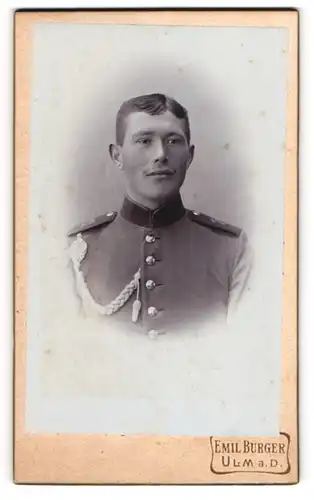 Fotografie Emil Burger, Ulm a. D., junger Soldat in Uniform Rgt. 12 mit Schützenschnur