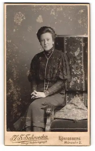 Fotografie J. S. Schroeden, Königsberg i. Pr., junge Frau Erna Zeihe im dunklen Kleid, 1906