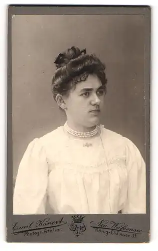 Fotografie Emil Kunert, Neu Weissensee, Portrait Frau Lina Buchholz im weissen Kleid mit Perlenkette