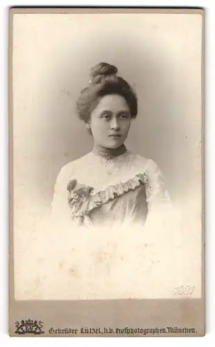 Fotografie Gebrüder Lützel, München, junge Frau Nonnie im Rüschenkleid mit Dutt, 1901