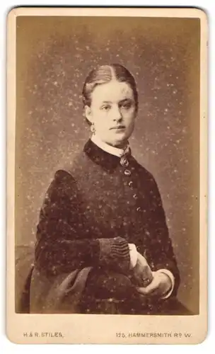 Fotografie H. & R. Stiles, London, Portrait junge Mrs. Henderson im dunklen Kleid mit Ohrringen