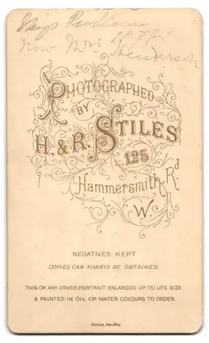 Fotografie H. & R. Stiles, London, Portrait junge Mrs. Henderson im dunklen Kleid mit Ohrringen