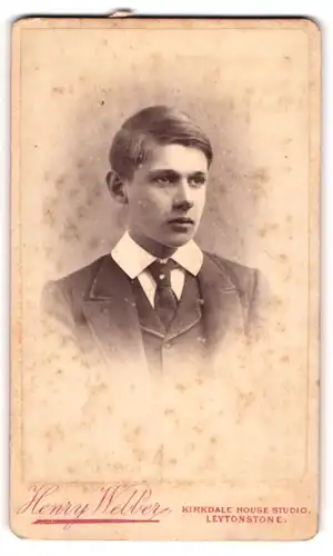Fotografie Henry Webber, London-Leytonstone, junger Mann Louis Moysey im Anzug