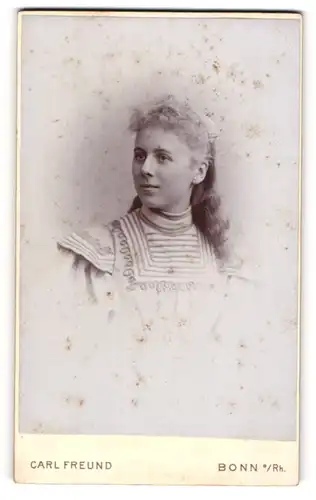 Fotografie Carl Freund, Bonn a. Rh., junge Frau Gertrude Maude Kelvey im Kleid, 1899