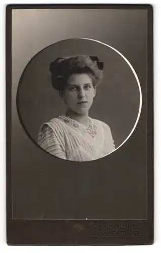 Fotografie C. Pflanz, Linz, Portrait junge Frau Hermine mit Haarschleife, 1909