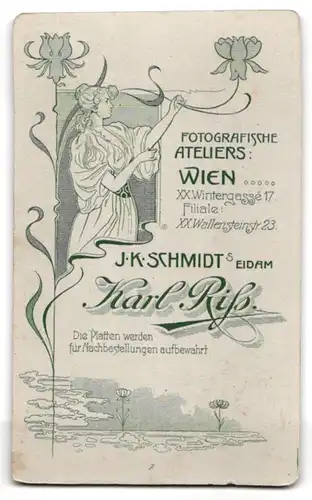 Fotografie Karl Riss, Wien, junger Mann Herr Schossmann im Anzug mit Tolle, 1909