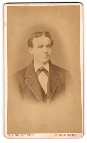 Fotografie Th. Schlüter, Pinneberg, junger Mann Peter im Anzug mit Fliege