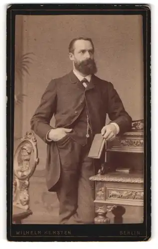 Fotografie Wilhelm Kersten, Berlin, Portrait Herr Lüdemann im Anzug mit Vollbart