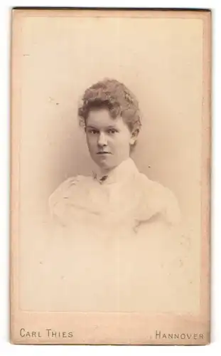 Fotografie Carl Thies, Hannover, junge Frau Jenny Müller im weissen Kleid, 1898
