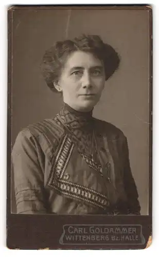 Fotografie Carl Goldammer, Wittenberg a. E., Portrait Frau Martha Mallon geb. Richter im Kleid, 1915