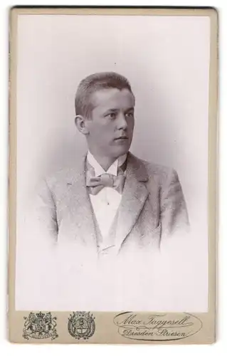 Fotografie Max Taggesell, Dresden-Striesen, junger Mann Willy Lange im hellen Anzug mit Fliege, 1896