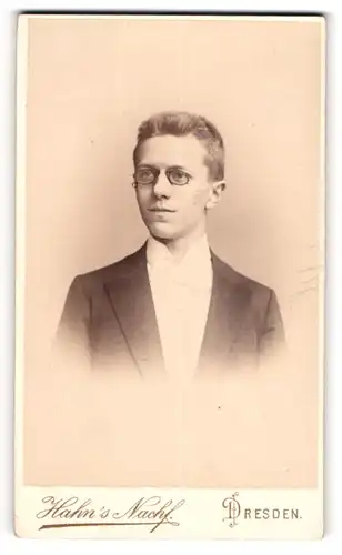 Fotografie Hahn`s Nachf., Dresden, junger Student der Theologie Walther Friedrich im Anzg, Zwickerbrille, 1896