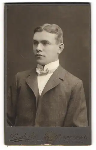 Fotografie Lambert, Dresden, Seestr. 21, junger Lehrer G. Gerthn im Anzug mit Fliege, Rückseite mit Widmung