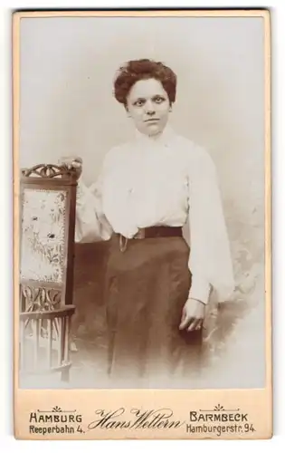 Fotografie Hans Wettern, Barmbeck, junge Frau Dora Jäger in heller Bluse, 1904