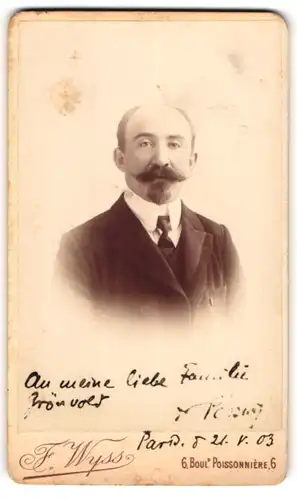 Fotografie F. Wyss, Paris, Portrait Herr Penay im Anzug mit Mustasch, 1903