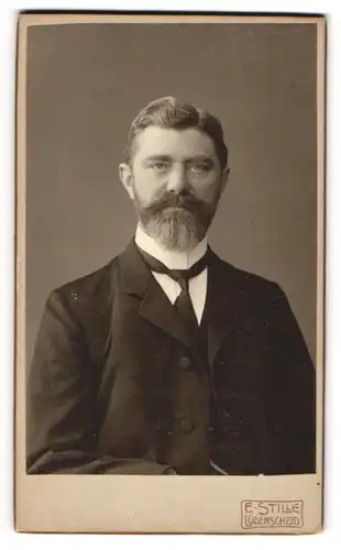 Fotografie E. Stille, Lüdenscheid, Portrait Herr Präbstnig im Anzug mit Vollbart, 1905