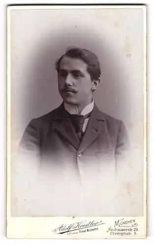 Fotografie Adolf Koestler, München, Portrait Herr Alfred Krämer im Anzug mit Schlips, 1901