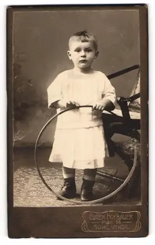 Fotografie Eugen Hofbauer, Suhl i. Th., junger Knabe Herbert mit 1 Jahr im weissen Kleid, 1909