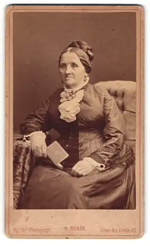 Fotografie H. Noack, Berlin, ältere Dame Wilhelmine Maul im dunklen Kleid mit hochgesteckten Haaren, 1890