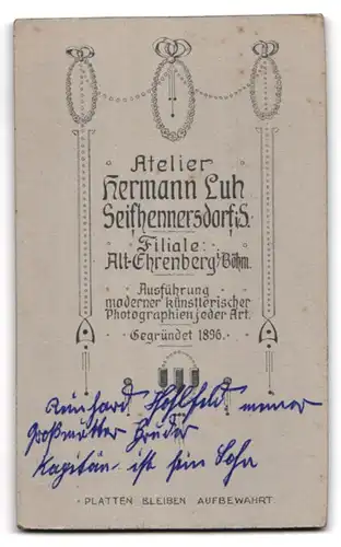 Fotografie Hermann Luh, Seifhennersdorf, älterer Mann Reinhard Hoflfeld im Anzug mit Brille