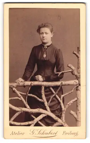 Fotografie G. Schubert, Freiberg i. Sa., junge Frau Martha im dunklen Kleid mit Halskette