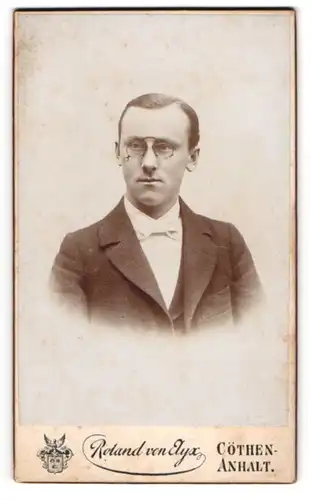 Fotografie Roland von Ayx, Cöthen, junger Mann Paul Feistel mit Zwickerbrille, 1899