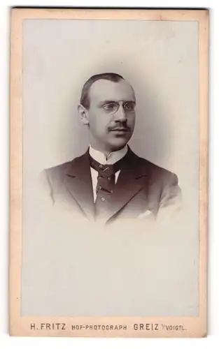 Fotografie H. Fritz, Greiz i. V., junger Mann Alfred Heller im Anzug mit Zwickerbrille, 1880
