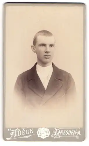 Fotografie Adele, Dresden, junger Student K. Opitz im Anzug, Rückseite mit Studetenzirkel, 1897