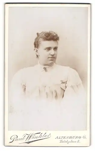 Fotografie Paul Winkler, Altenburg i. S., junge Frau Elisabeth Weber im hellen Kleid mit Locken, 1898