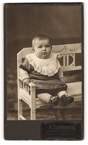 Fotografie H. Schmorrde, Herrnhut, kleines pummeliges Mädchen Annelise im Kleid mit Latz