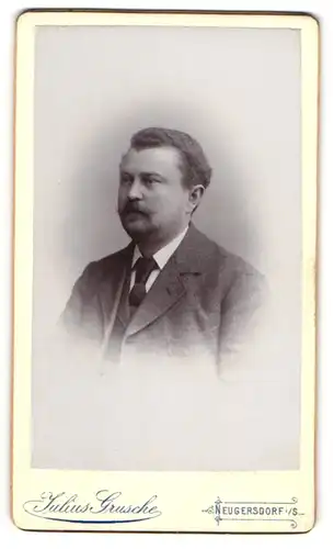 Fotografie Julius Grusche, Neugersdorf i. S., Portrait Herr Wilh. Bernh. Weberer im Anzug mit Bart