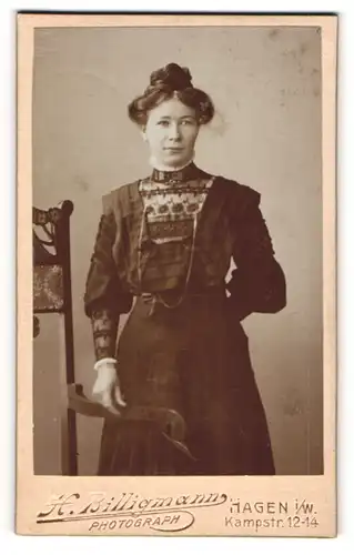 Fotografie H. Billigmann, Hagen i. W., junge Frau Grete Hetlenbach im dunklen Kleid mit Dutt