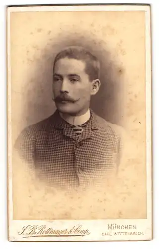Fotografie J. B. Rottmayer & Comp., München, junger Mann C. Schnell im karierten Anzug mit Mustasch, 1887