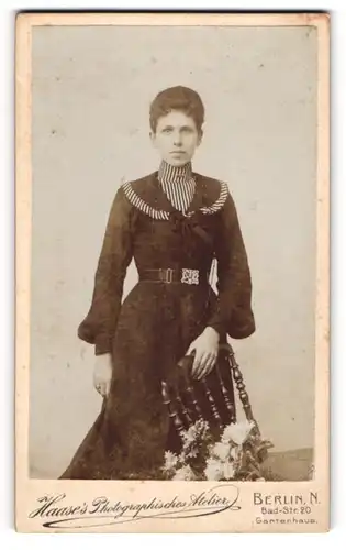 Fotografie Haase`s Atelier, Berlin, junge Frau Miessfeld im dunklen Kleid, 1900