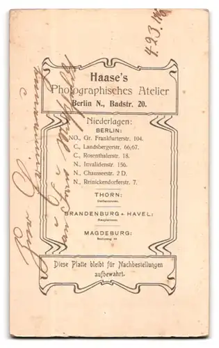 Fotografie Haase`s Atelier, Berlin, junge Frau Miessfeld im dunklen Kleid, 1900
