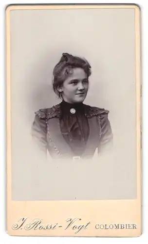 Fotografie J. Rossi-Vogt, Colombier, Portrait junge Frau Marie im Kleid mit Brosche, 1899