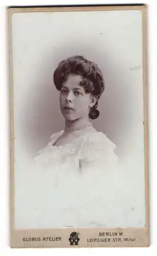 Fotografie Globus Atelier, Berlin, Portrait junge Frau Lisbeth im weissen Kleid mit Perlenkette, 1904