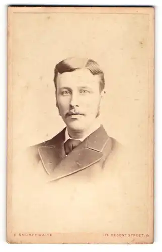 Fotografie E. Smorthwaite, London, junger Mann Roht. Whicham im Anzug mit Scheitel