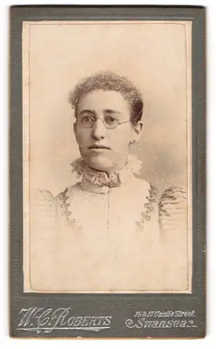 Fotografie W. C. Roberts, Swansea, Portrait Mrs Hughes im Kleid mit Brille