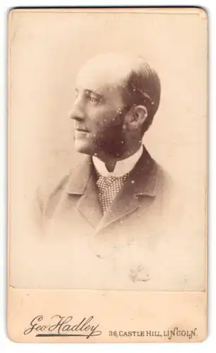 Fotografie Geo. Hadley, Lincoln, Portrait Mr. Georg Bolton im Anzug mit Koteletten