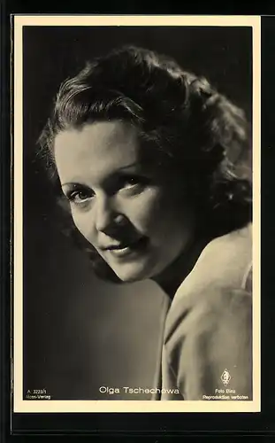 AK Schauspielerin Olga Tschechowa mit Lächeln etwas im Dunkeln