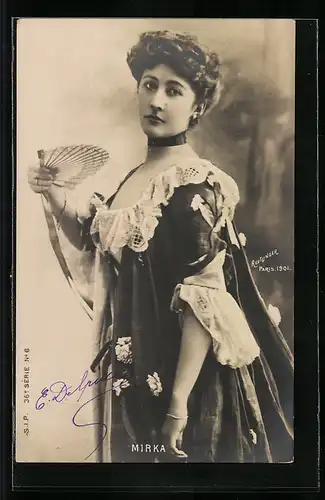 AK Schauspielerin Mirka in traditionellem Kleid